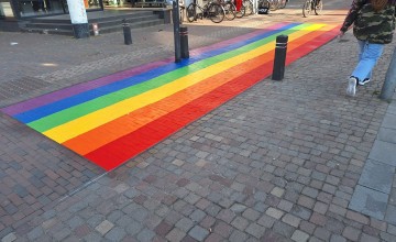 Politie heeft beelden van bekladding regenboogzebrapad en dreigt ze op tv te vertonen
